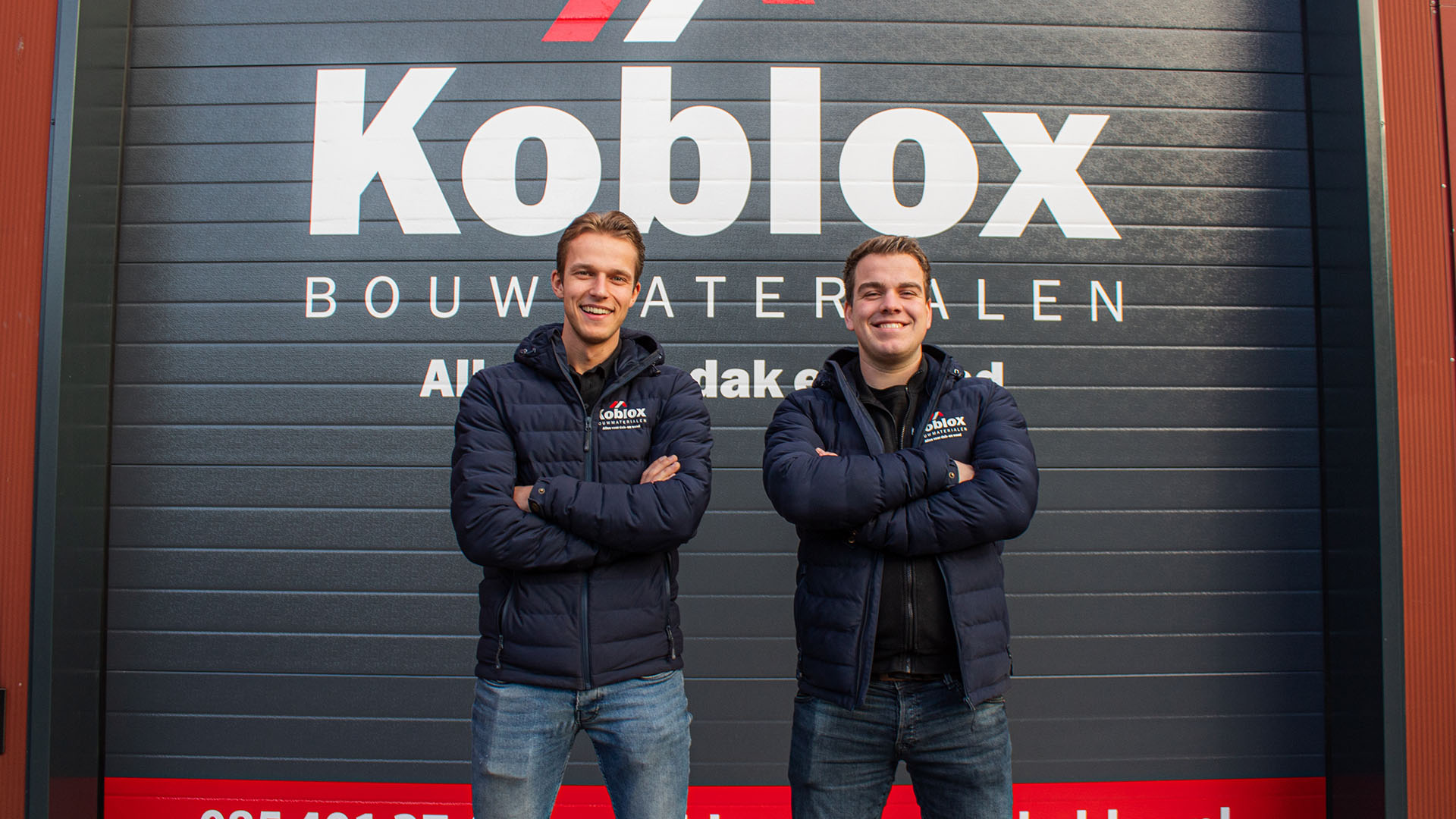 Pieter en Diederick poseren voor het Koblox-magazijn